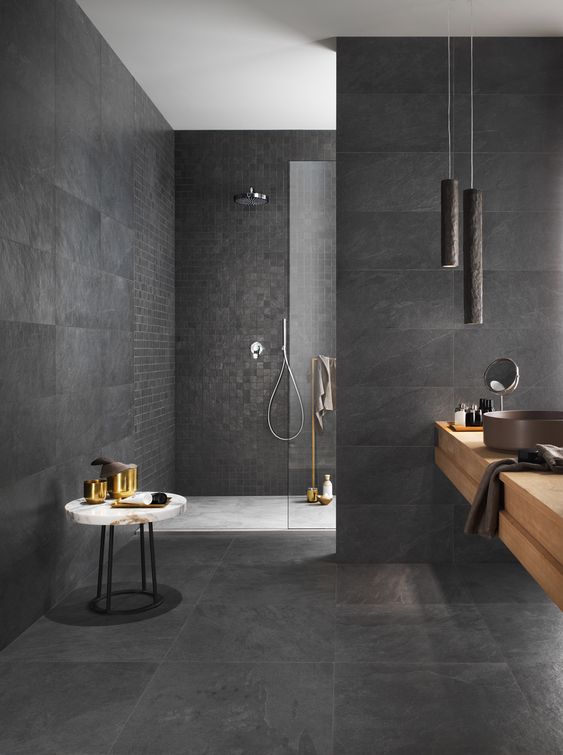 Bagno completamente nero