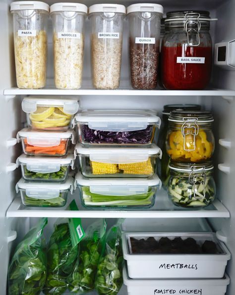 Come organizzare il frigo con i contenitori: suggerimenti