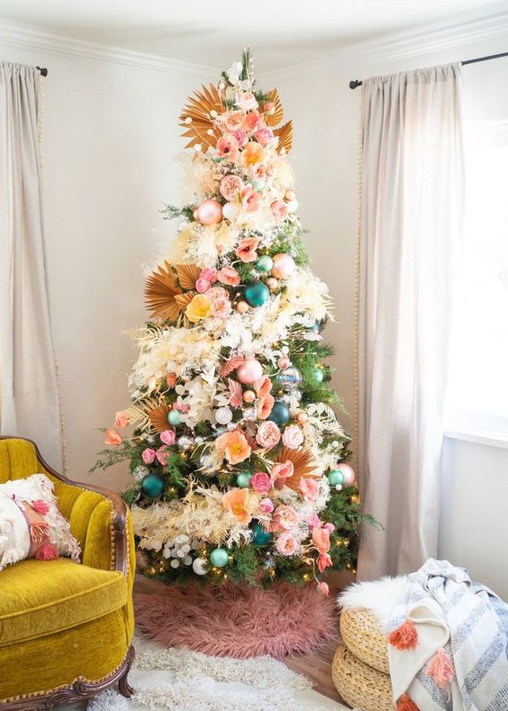 albero di natale decorato con fiori