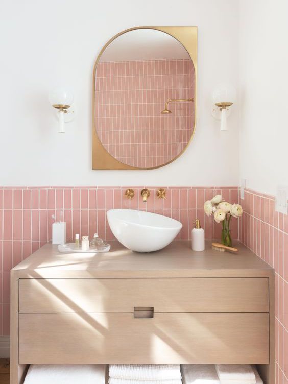 bagno rosa e rifiniture oro