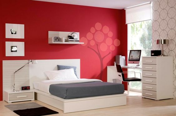 Camera da letto con pareti rosse