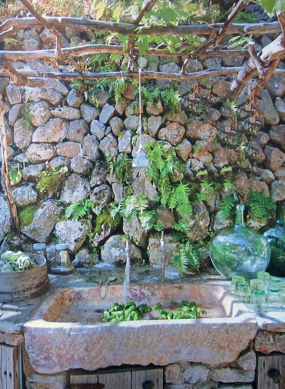 Lavandini da esterno in pietra: come decorare il tuo giardino con