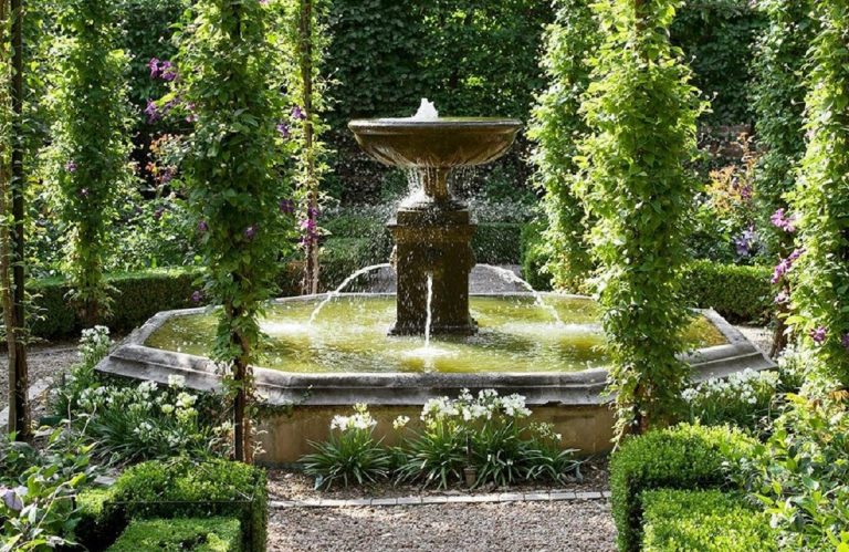 decorare il giardino con fontane in pietra