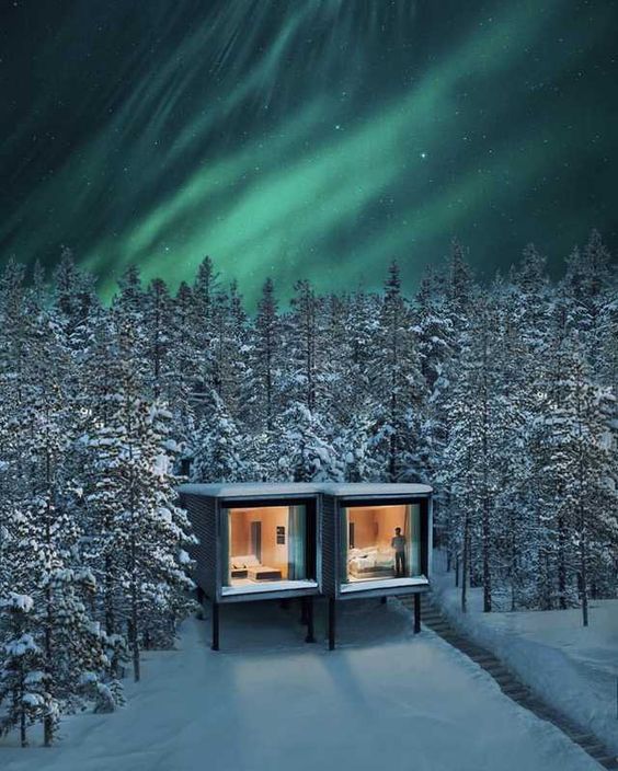 casa con aurora boreale