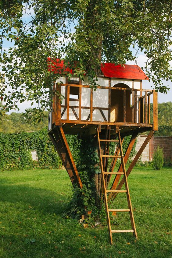 casa di legno per bambini in giardino