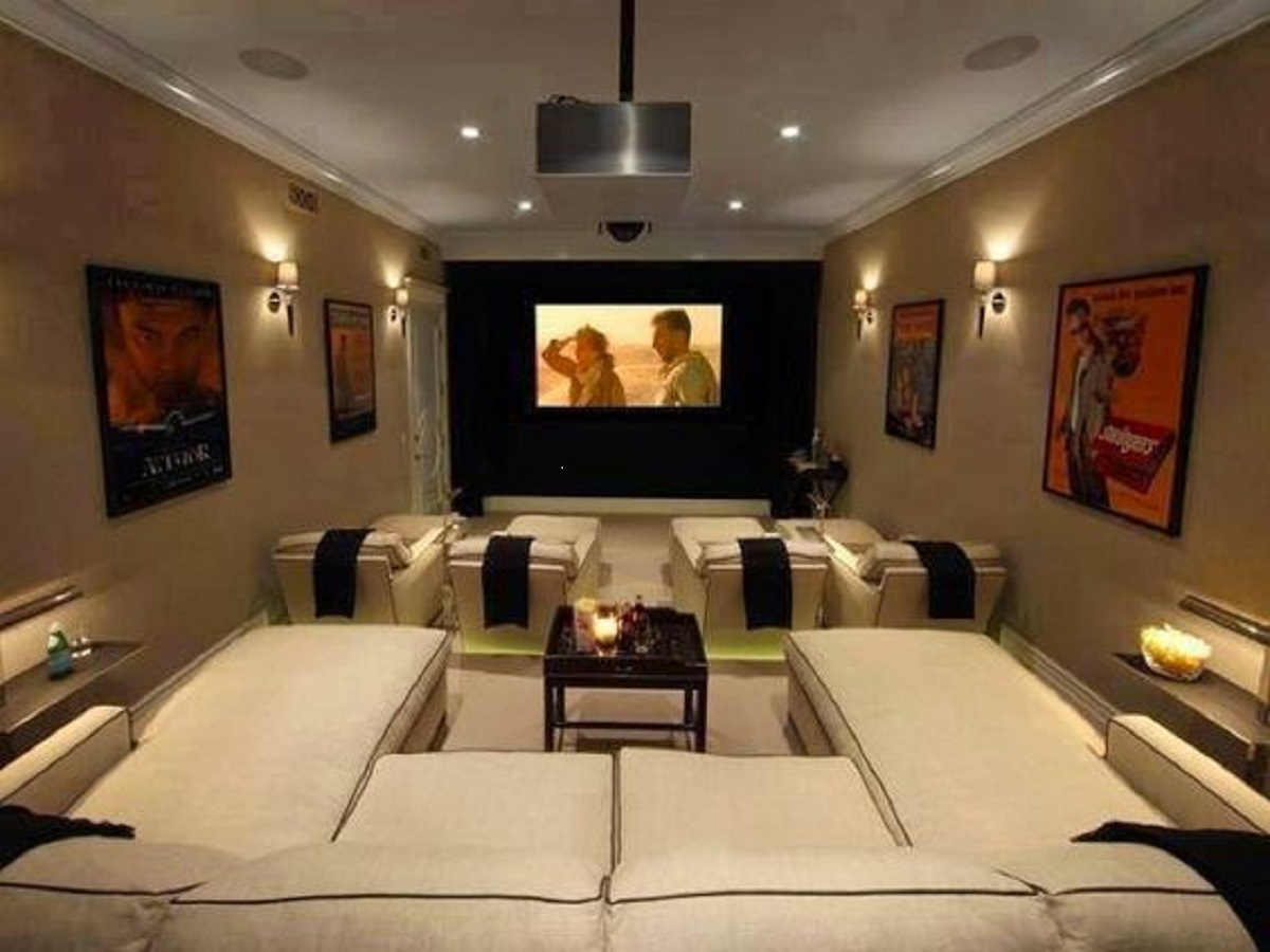 Cinema in casa con grande divano bianco