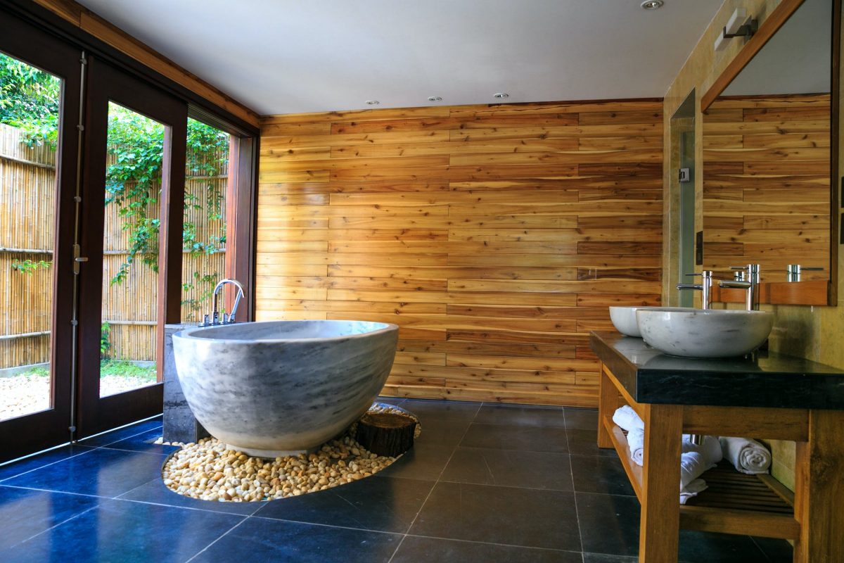 bagno minimal con pareti in legno