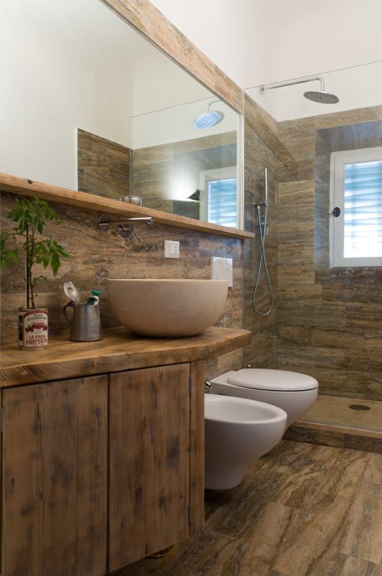 bagno minimal con pareti in legno