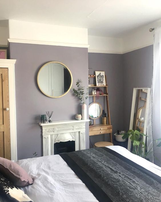 Camera pareti lilla con tende bianche