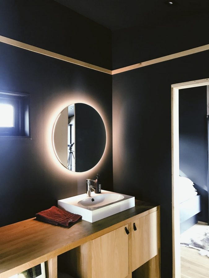 bagno moderno con rubinetteria