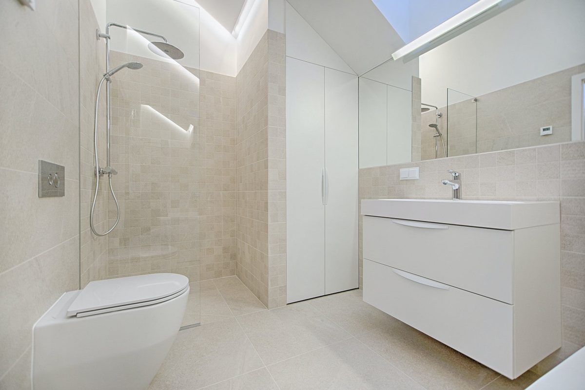 bagno bianco con rubinetto