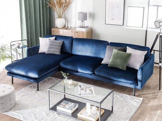 Salotto con divano blu