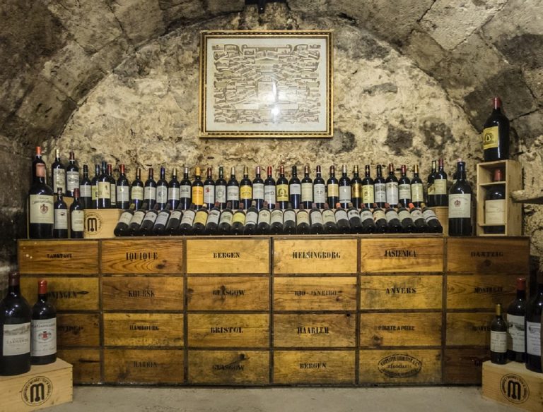 stanza adibita a cantina per vini