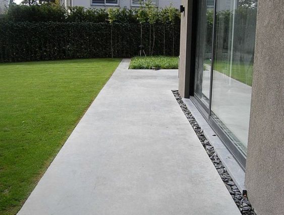 appartamento con giardino pavimentato