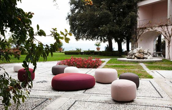 pouf colorati in giardino