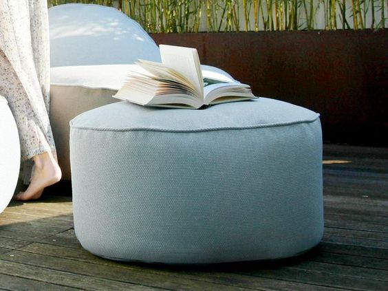 pouf da esterno azzurro con un libro