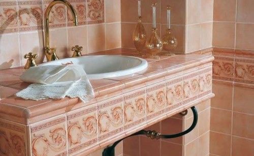 lavabo di un bagno rosa salmone