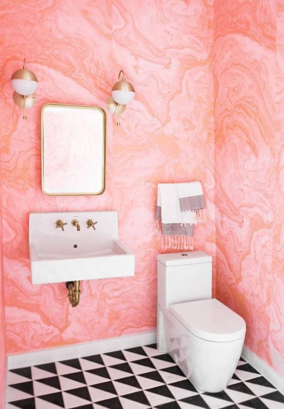 bagno con parete rosa salmone