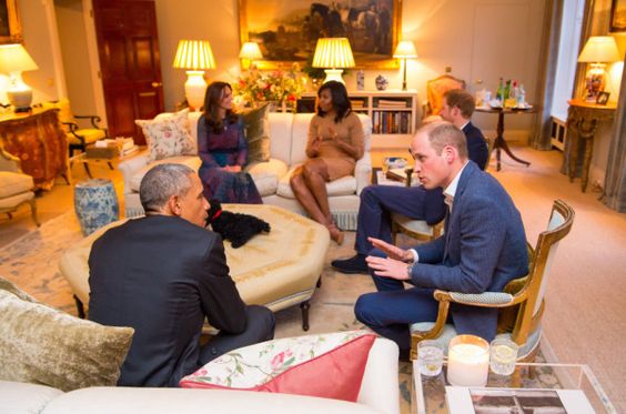 Obama che parla con William nel suo salotto