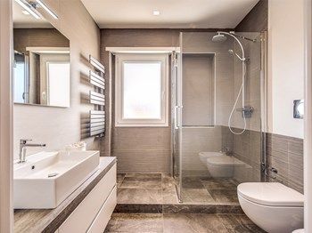 coviello 2 bagno medio in appartamento in casa monofamiliare come zona bagno con la finestra con p