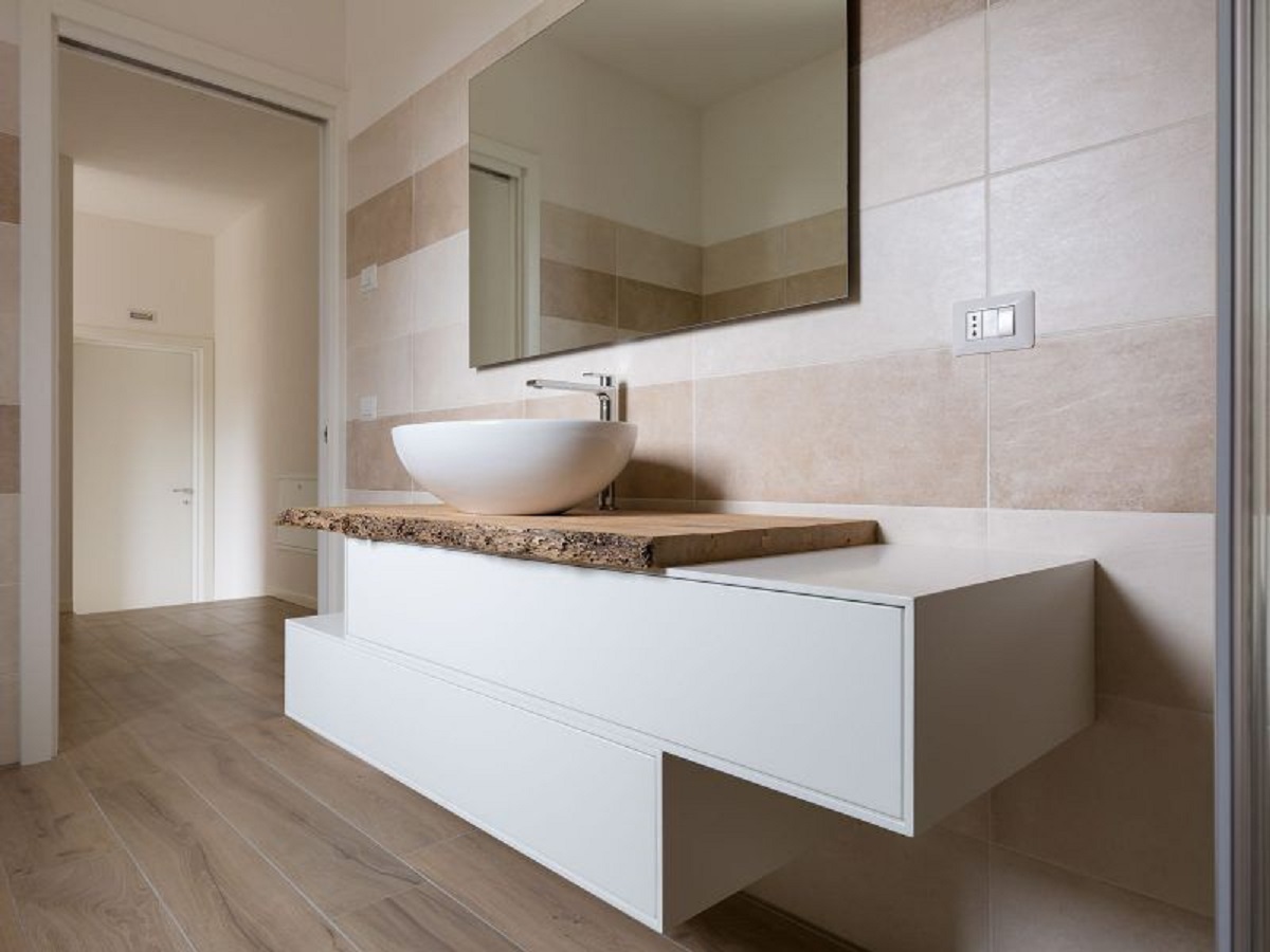 arredobagno in legno massiccio e pavimenti in legno mobili bagno moderni