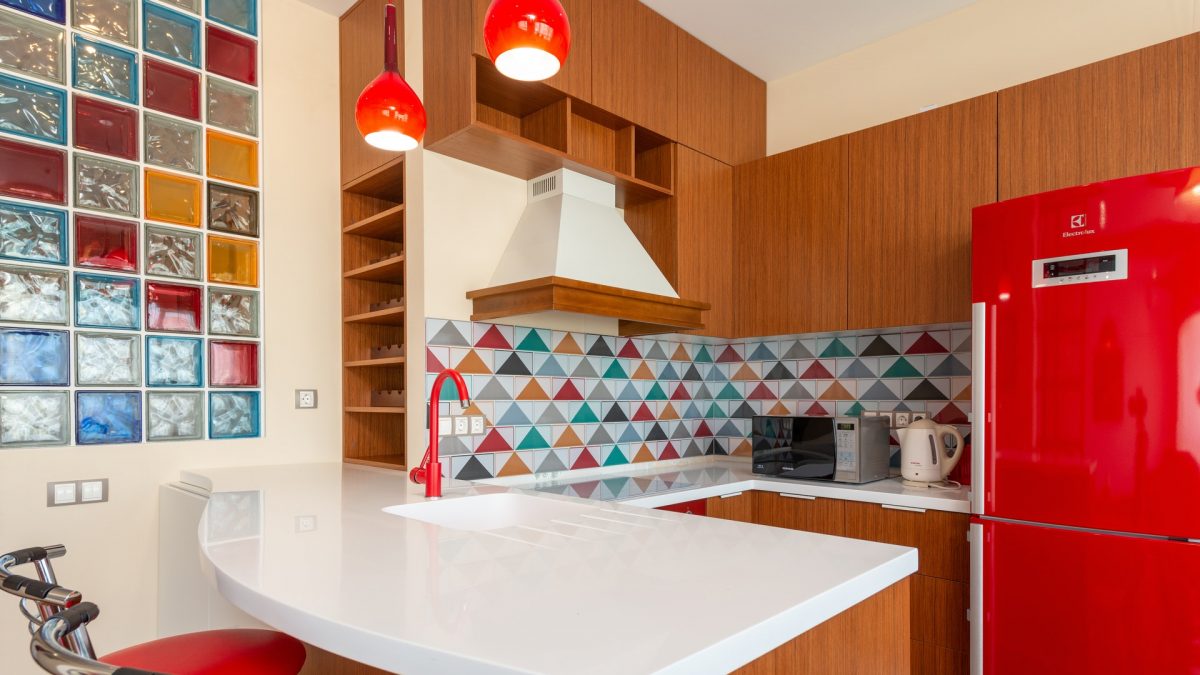 cucina luminosa e colorata in casa