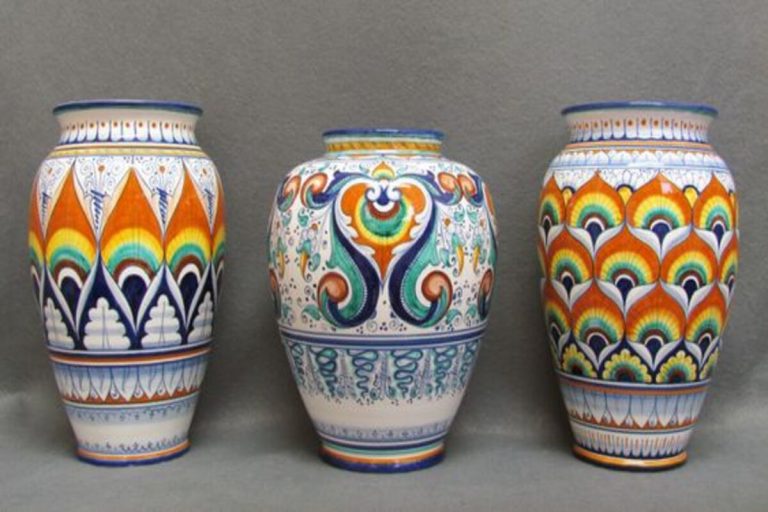 Vasi in ceramica colorati