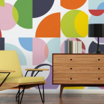 Salotto con carta da parati anni 70