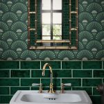 bagno verde con carta da parati e piastrelle