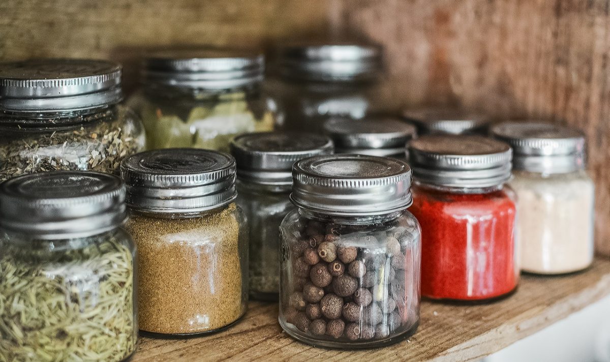 Idee di stoccaggio per la cucina organizzata