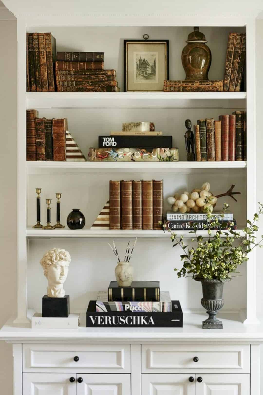 libreria con libri e decorazioni