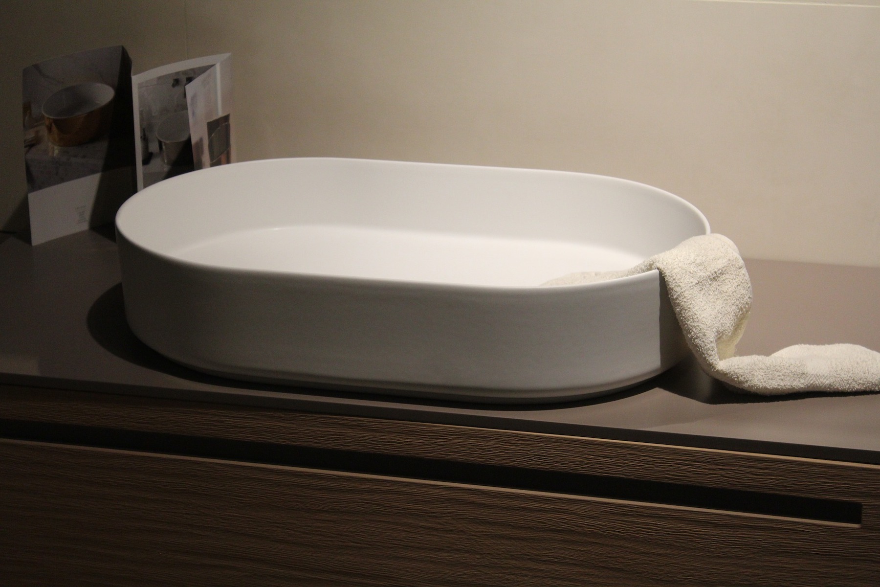 Lavabo ovale per bagno: come integrarlo con l'arredamento
