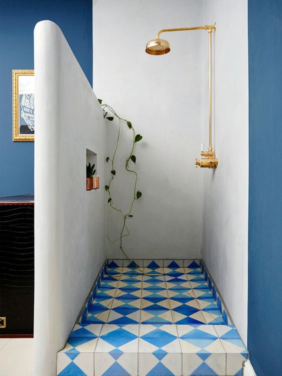 Base doccia con piastrelle in stile greco