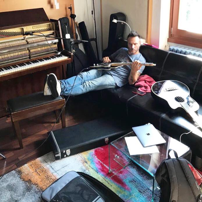 Filippo Neviani Nek nello studio di casa