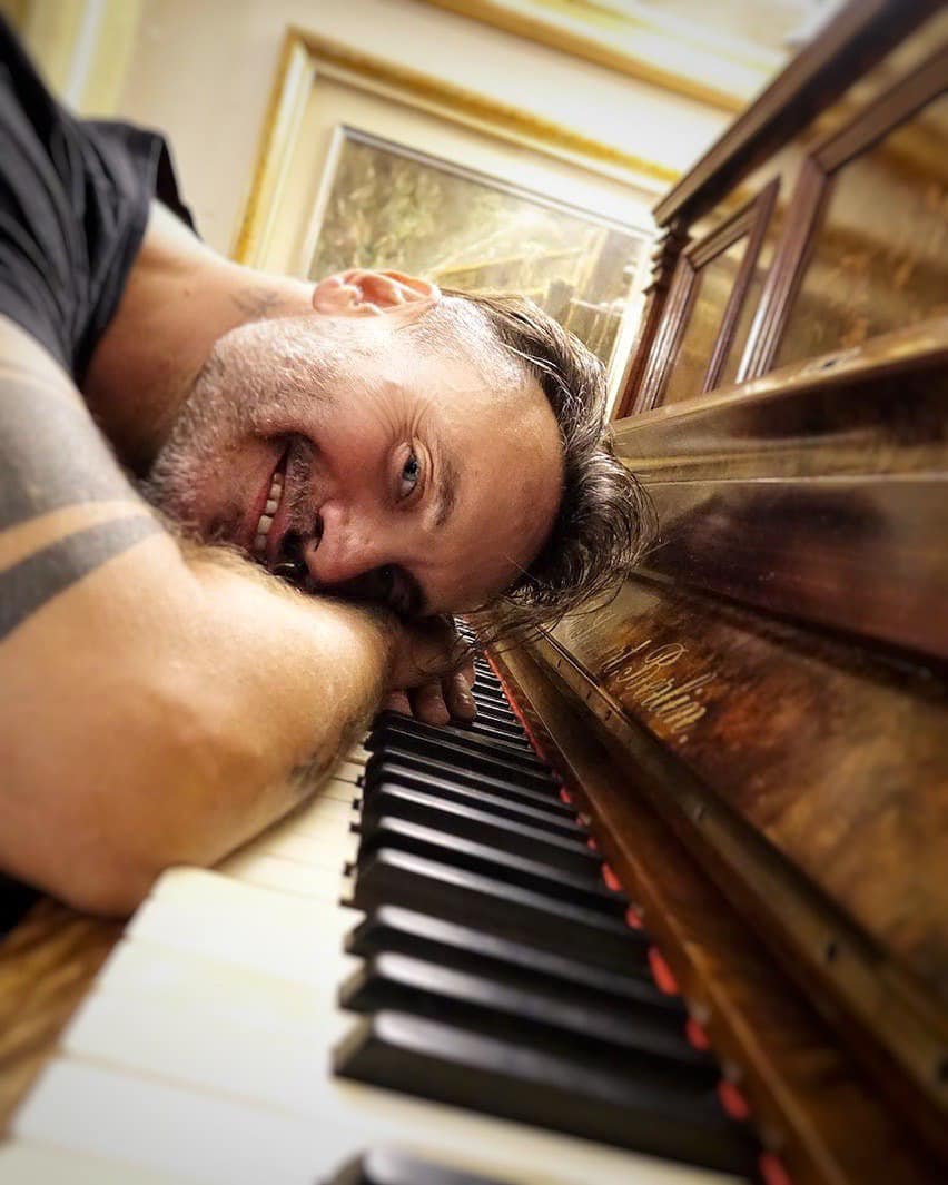 Pianoforte antico a casa di Nek