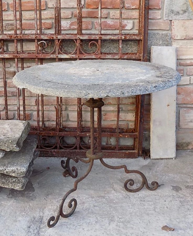 tavolino esterno pietra