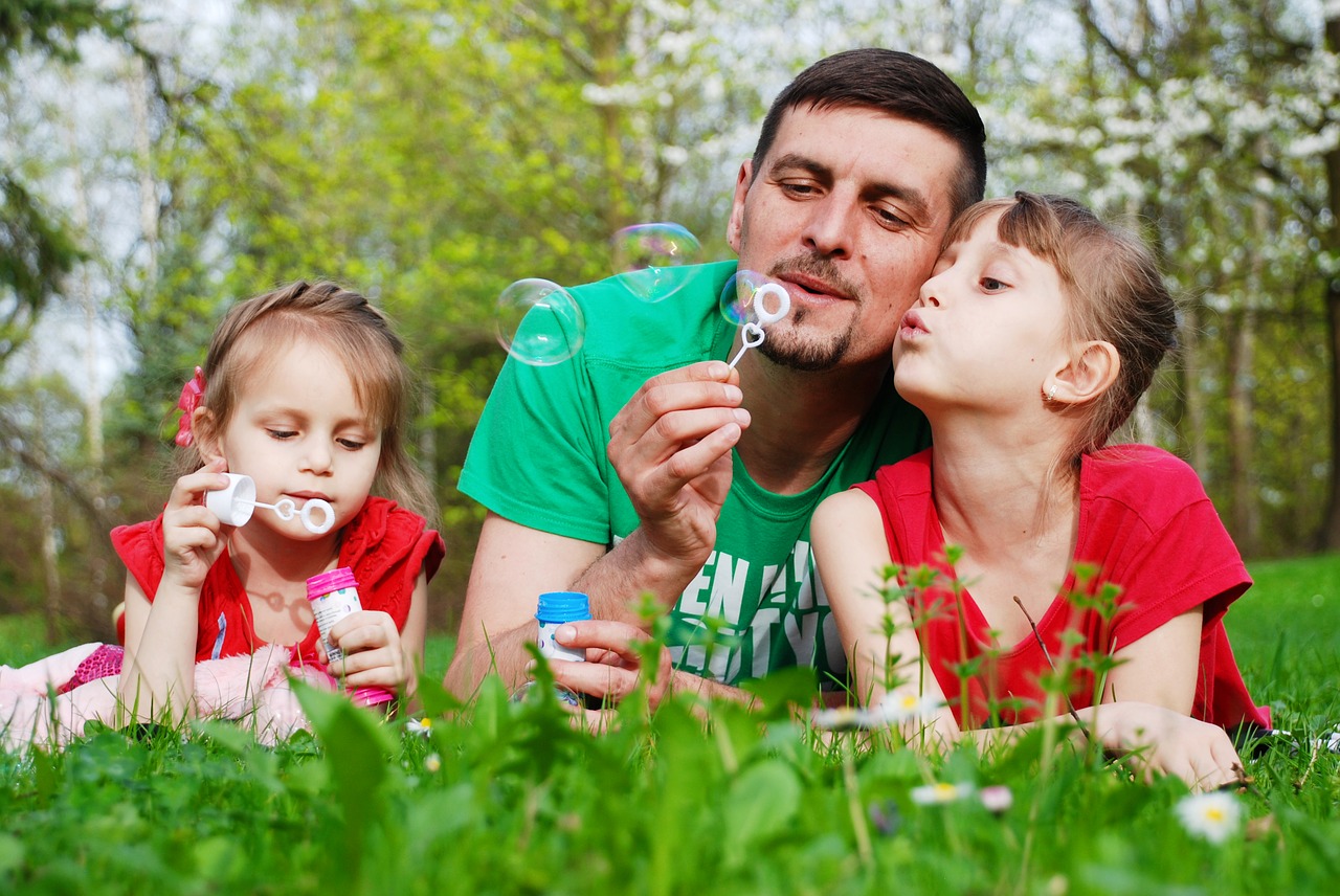 bambine con il papà che fanno bollicine