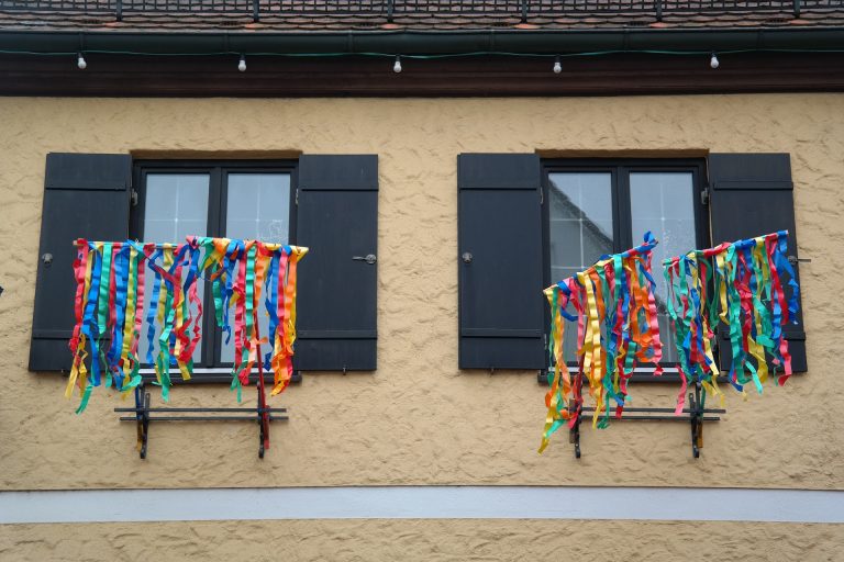 carnevale: tante idee per addobbare le finestre in modo creativo