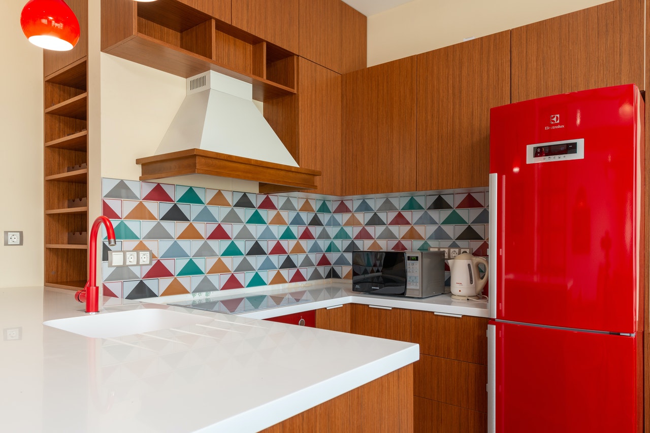 cucina con frigorifero colorato