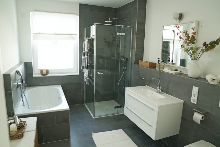 decorare le mensole del bagno