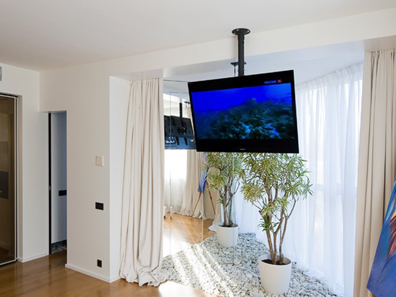 come appendere tv al soffitto