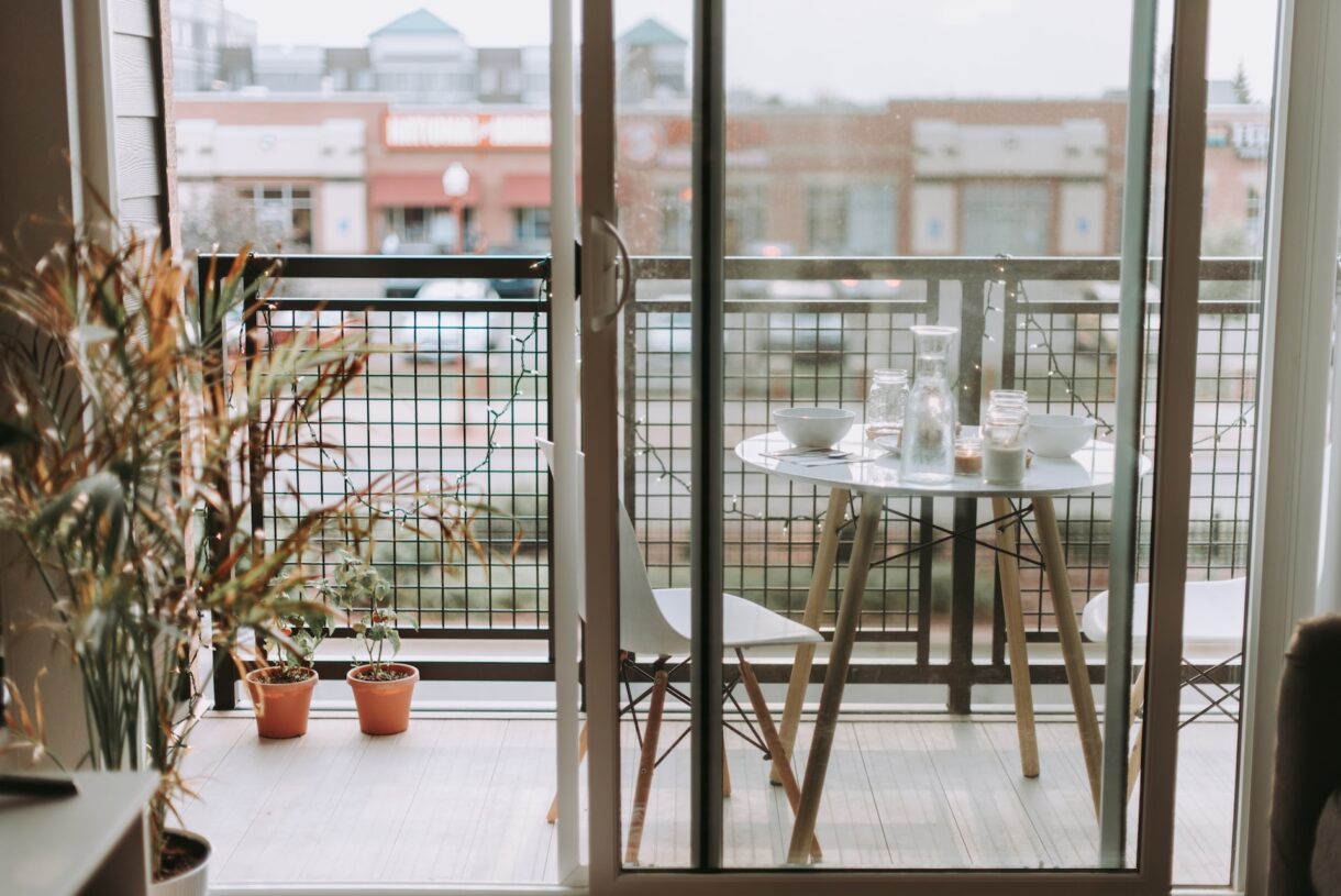 come arredare un balcone lungo e stretto