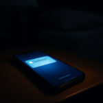 smartphone illuminato di notte